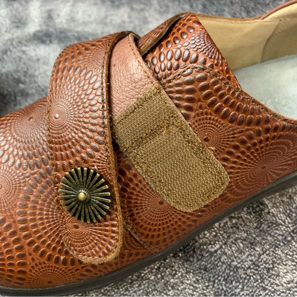 Alegria Joleen Brandy Loafer US 9EU 39 Brown Platform Slip on Leather Tooled - Picture 7 of 12